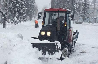 За минувшую ночь с дорог Барнаула вывезено 2 600 кубометров снега