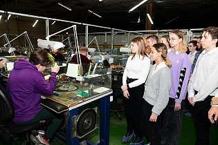 Старшеклассники Барнаула побывали на предприятии по обработке бриллиантов