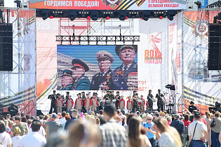 На площади Сахарова проходит праздничная программа, посвященная Дню Победы