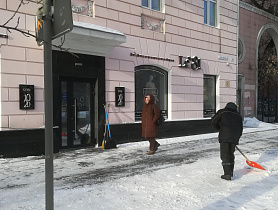 Предприятия промышленности  и потребительского рынка очищают прилегающие территории от снега и наледи