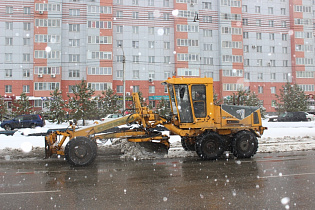 Снегоуборочная техника на дорогах Барнаула 7 ноября 