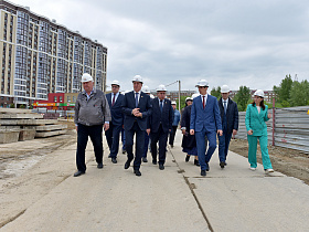 Сенатор Андрей Шевченко ознакомился с ходом строительства «супершколы» на ул.Попова, 130 в Барнауле