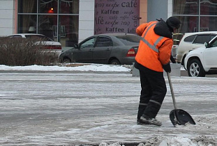 В связи с потеплением Сергей Дугин поручил усилить контроль за состоянием крыш и тротуаров в Барнауле