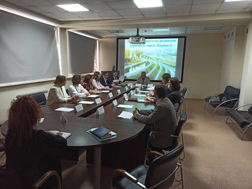 На заседании городского совета по туризму обсудили проект «Карта гостя» и выступления музыкантов на улицах Барнаула