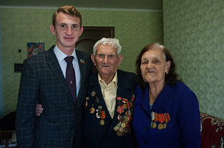 Городские проекты: молодежь Барнаула помогает по хозяйству ветеранам ВОВ 