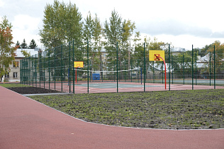 По программе инициативного бюджетирования завершается благоустройство стадиона в барнаульской школе №53 