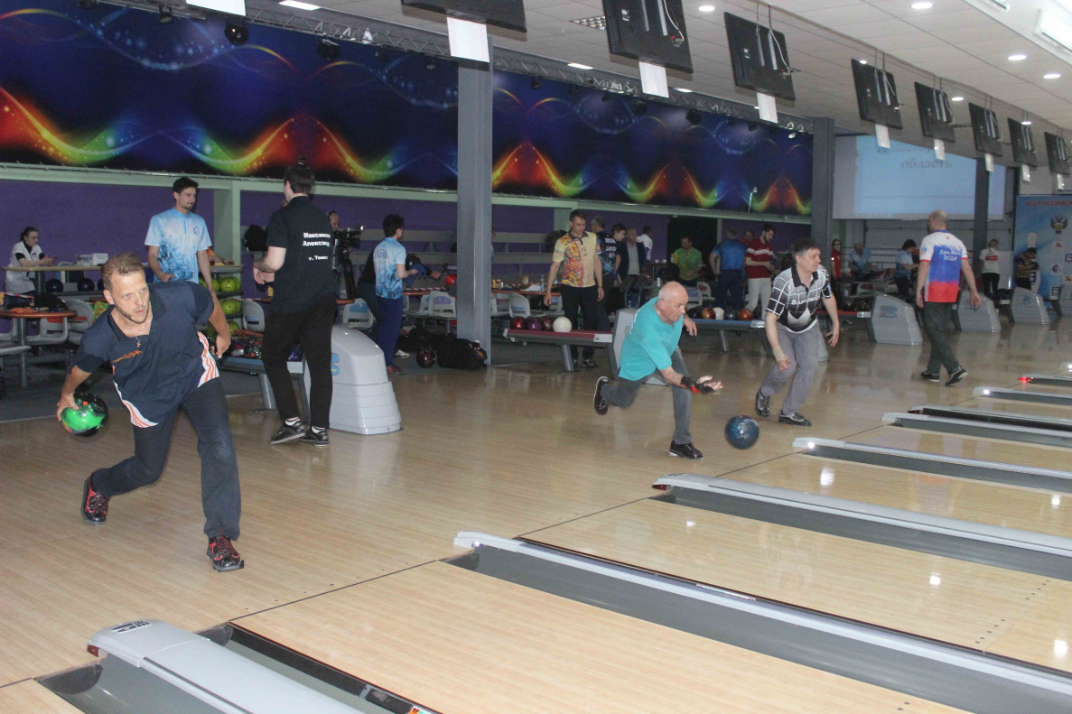 В Барнауле проходит крупный турнир по боулингу