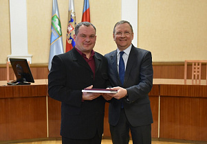 В администрации города наградили барнаульцев, участвовавших в строительстве и ремонте значимых объектов