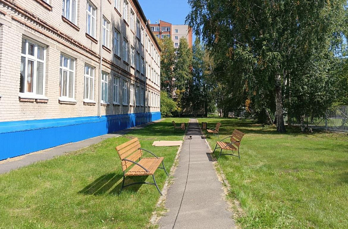 Барнаульские учащиеся участвуют в благоустройстве пришкольных территорий