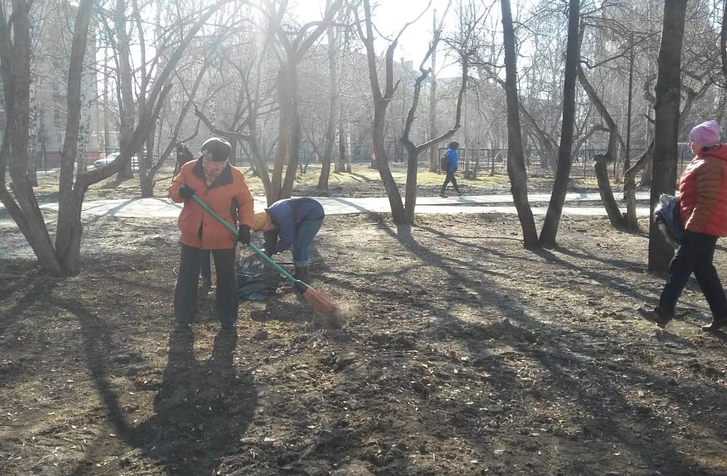 В Барнауле начали приводить в порядок после зимы территории, благоустроенные по проекту «Комфортная городская среда»