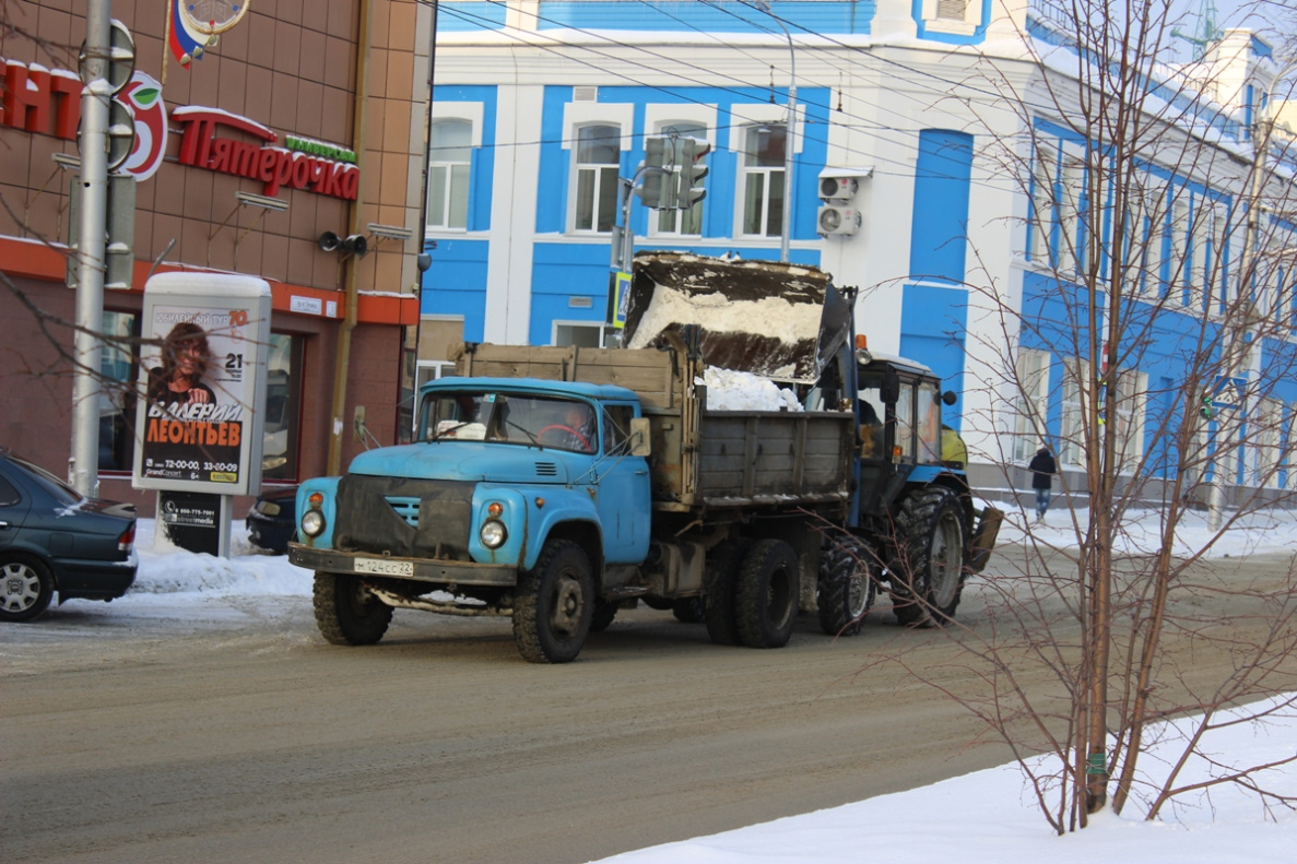 Снегоуборочная техника на дорогах Барнаула 19 декабря