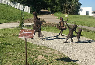 У подножия первой лестницы Нагорного парка появились два новых арт-объекта