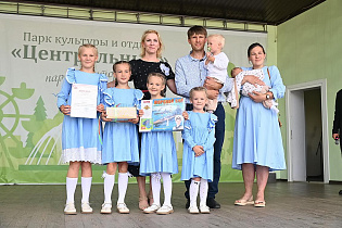 В одном из старейших  парков  Барнаула отметили приближающийся День семьи, любви и верности