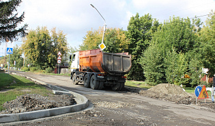 На улице Полярной идет установка нового бордюрного камня