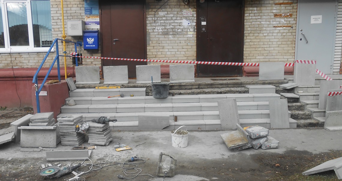 В поселке Научный Городок ведется ремонт входа в почтовое отделение