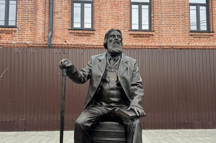 На пешеходной части улицы Мало-Тобольской установлен арт-объект «Купец Сухов»