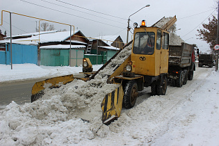 71 единица снегоуборочной техники будет работать на дорогах Барнаула 29 ноября