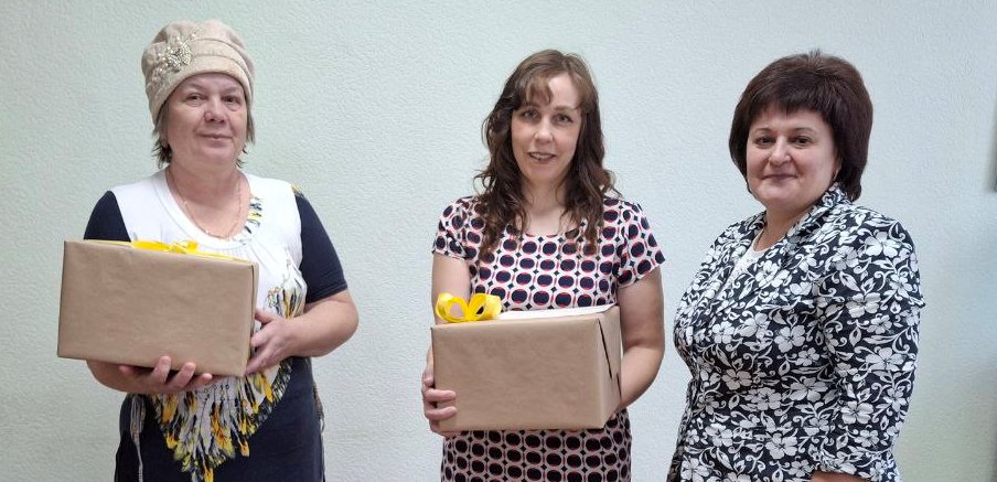 Обладательницам медали Алтайского края «Родительская слава», проживающим в Ленинском районе, вручили подарки от главы города