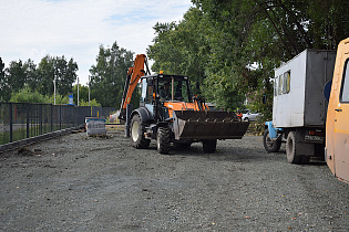 В барнаульском микрорайоне Спутник по инициативе жителей обустраивают парковку у школы №138