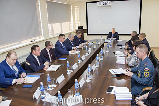 В Барнауле готовятся к проведению новогодних представлений для учащихся