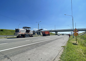 В Барнауле на Правобережном тракте обновляют дорожное покрытие