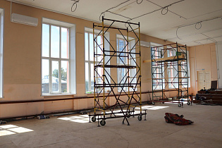 В барнаульской гимназии №40 к новому учебному году обновят актовый зал