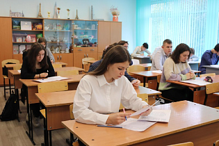 Барнаульские школьники могут претендовать на единовременные денежные выплаты главы города