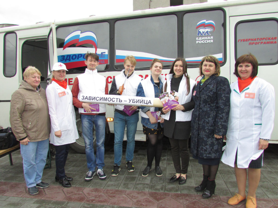На улице Мало-Тобольской разрезали символическую двухметровую сигарету под названием «Зависимость – убийца»