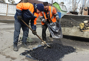 Змеиногорский тракт в Барнауле ремонтируют с применением холодного асфальта