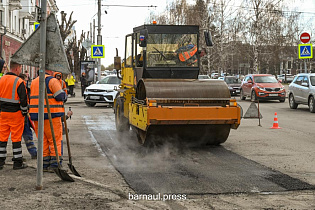 В Барнауле стартовали работы по ремонту дорог горячим асфальтом