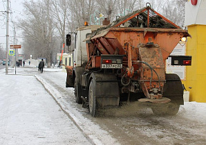 В Барнауле обработали реагентами наиболее опасные участки улично-дорожной сети