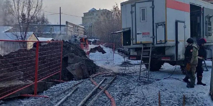 АО «Барнаульская теплосетевая компания «СГК-Алтай» устраняет повреждение теплосети на ул. Новоугольной