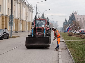 В «чистый четверг» барнаульские дорожники очищают улицы от листвы и смета, вывозят мусор