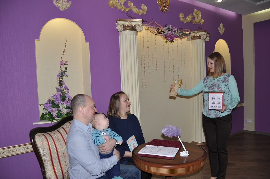В барнаульском отделе ЗАГС провели торжественное имянаречение