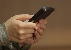 Здоровью школьников, оказавшихся рядом с задымившейся телефонной батареей, ничего не угрожает 