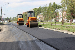 На улице Профинтерна в Барнауле завершают укладку верхнего слоя асфальта