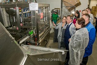 Глава города Вячеслав Франк посетил предприятие «Ренессанс Косметик»