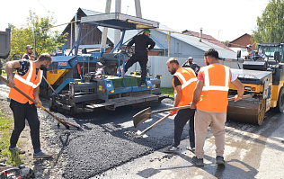 На территории Октябрьского района Барнаула начали асфальтировать сельские и поселковые дороги