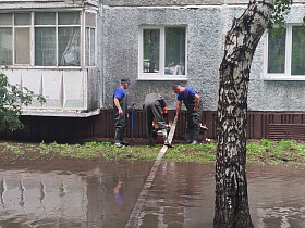 Городские службы устраняют последствия непогоды в Барнауле