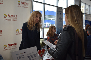 На ярмарке трудоустройства «Работа России. Время возможностей» жителям Барнаула рассказали о возможности бесплатного переобучения 