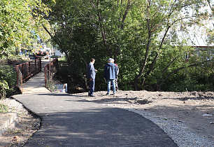 В Барнауле за счет дополнительного финансирования заасфальтировали пешеходную дорожку к мосту через Пивоварку