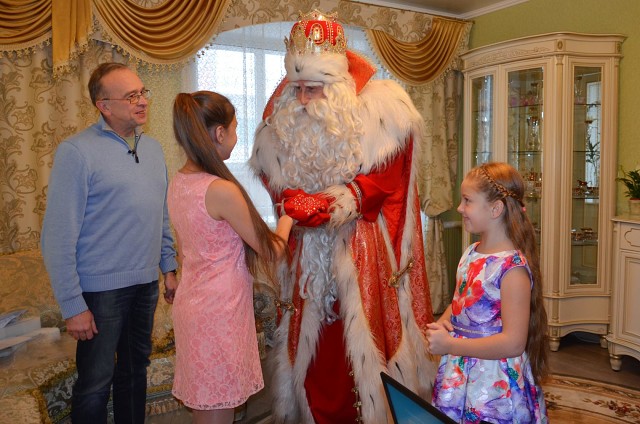 Главный Дед Мороз страны подарил маленькому режиссеру подарок для творчества