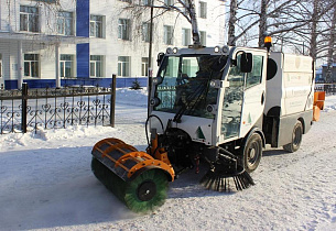 В Барнауле дорожники очищают тротуары от снега и наледи