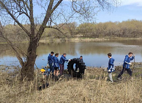 Барнаульцы наводили порядок на берегах безымянного озера по улице Гущина