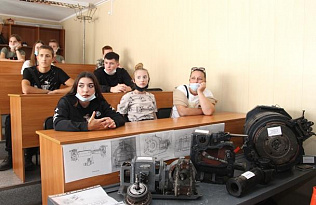 Для барнаульских школьников провели экскурсию в Горэлектротрансе 