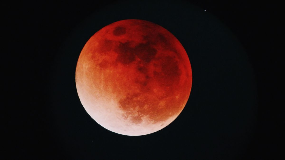 Жители Барнаула смогут понаблюдать за лунным затмением в телескоп