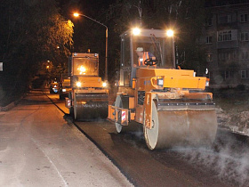 Улицу Профинтерна в Барнауле асфальтируют в ночную смену