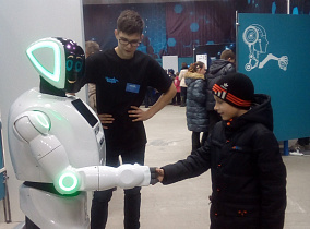 Юные барнаульцы побывали в Парке роботов 