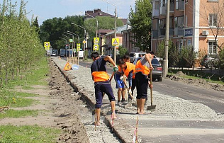 На улице Профинтерна в Барнауле устанавливают новый бордюрный камень