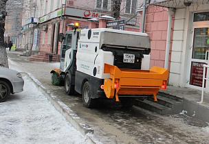 Барнаульские дорожники ведут борьбу с гололедом на тротуарах